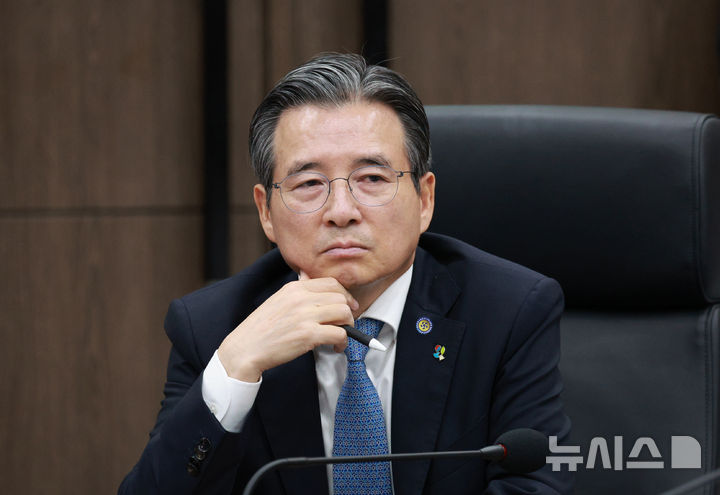 [울산=뉴시스] 고범준 기자 = 김용범 대통령실 정책실장이 20일 울산전시컨벤션센터에서 열린 AI글로벌 협력 기업 간담회에 참석해 있다. 2025.06.20. bjko@newsis.com