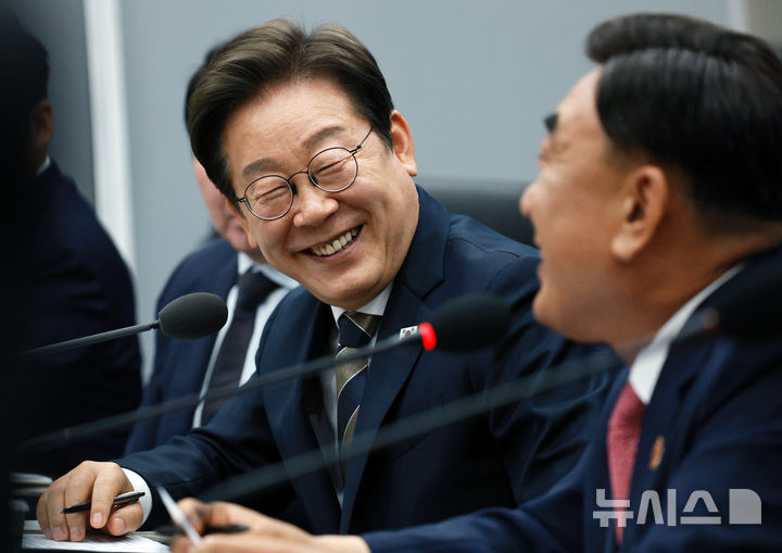 [울산=뉴시스] 고범준 기자 = 이재명 대통령이 20일 울산전시컨벤션센터에서 열린 AI글로벌 협력 기업 간담회에서 김두겸 울산시장의 발언에 웃음을 보이고 있다. 2025.06.20. bjko@newsis.com