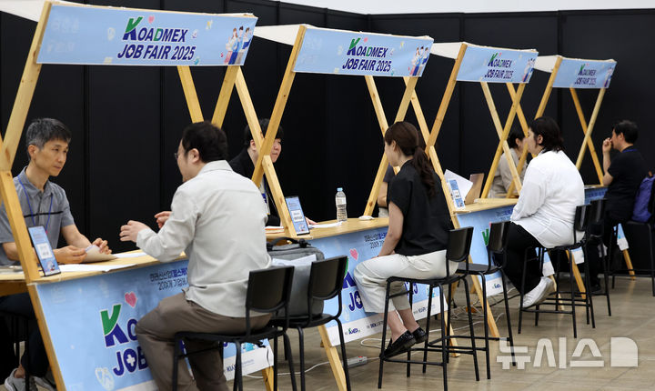 [대구=뉴시스] 이무열 기자 = 20일 대구 북구 엑스코에서 열린 대한민국 국제 첨단의료기기 및 의료 산업전 취업박람회에서 구직자들이 현장면접을 보고 있다. 2025.06.20. lmy@newsis.com