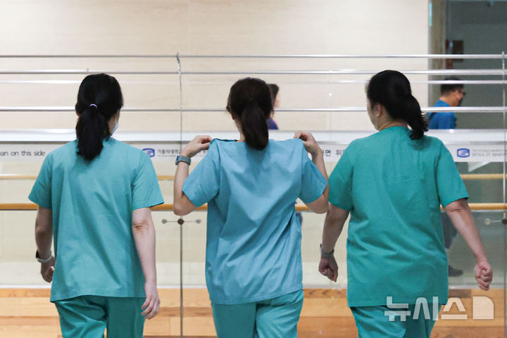 [서울=뉴시스] 권창회 기자 = 20일 서울 시내 대학병원에서 간호사들이 이동하고 있다. 오랜 진통 끝에 제정된 간호법이 오는 21일 시행된다. 간호법은 간호사와 전문간호사, 간호조무사의 자격과 업무, 권리, 처우 개선 등에 대한 내용을 담고 있다. 2025.06.20. kch0523@newsis.com