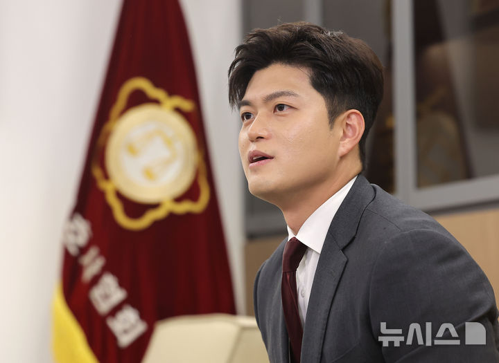 [서울=뉴시스] 박주성 기자 = 국민의힘 김용태 비상대책위원장이 20일 서울 서초구 대한변호사협회를 방문해 김정욱 협회장과 면담을 하고 있다. (공동취재) 2025.06.20. photo@newsis.com