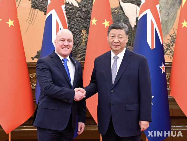 (250620) -- BEIJING, June 20, 2025 (Xinhua) -- Chinese President Xi Jinping meets with New Zealand's Prime Minister Christopher Luxon, who is on an official visit to China, at the Great Hall of the People in Beijing, capital of China, June 20, 2025. (Xinhua/Shen Hong)