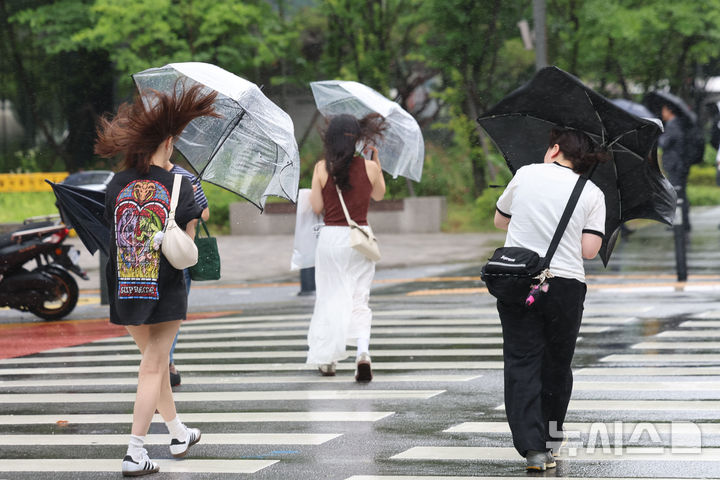 [서울=뉴시스] 권창회 기자 = 본격적인 장마가 시작된 20일 서울 여의도역 인근에서 시민들이 우산을 쓰고 이동하고 있다. 2025.06.20. kch0523@newsis.com
