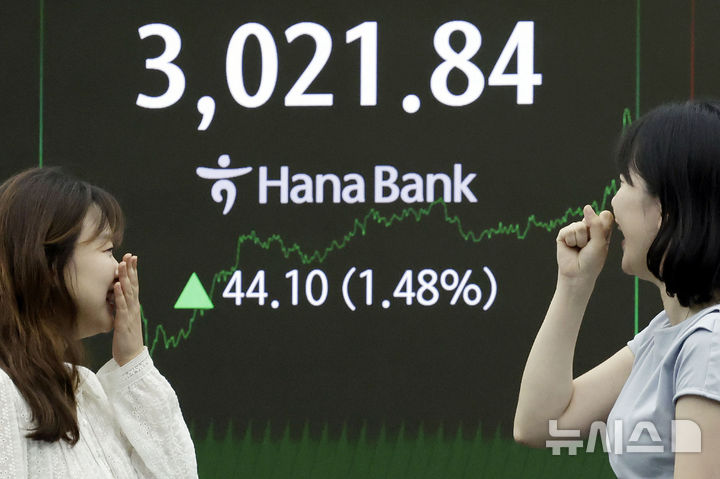 [서울=뉴시스] 최동준 기자 = 코스피 지수가 전 거래일보다 44.1포인트(1.48%) 오른 3021.84로 장을 마친 20일 서울 중구 하나은행 딜링룸에서 딜러들이 업무를 보고 있다. 2025.06.20. photocdj@newsis.com
