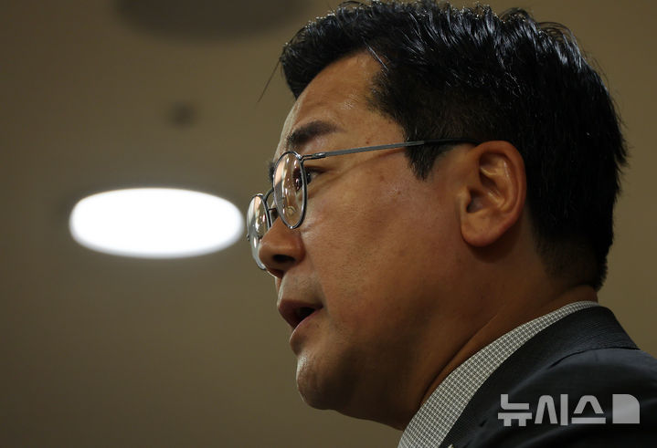 [서울=뉴시스] 김명년 기자 = 박찬대 더불어민주당 의원이 지난 20일 오후 서울 여의도 국회 의원회관에서 열린 '2025 심포지엄 전시국회와 조봉암의 리더십'에서 환영사하고 있다. 2025.06.20. kmn@newsis.com