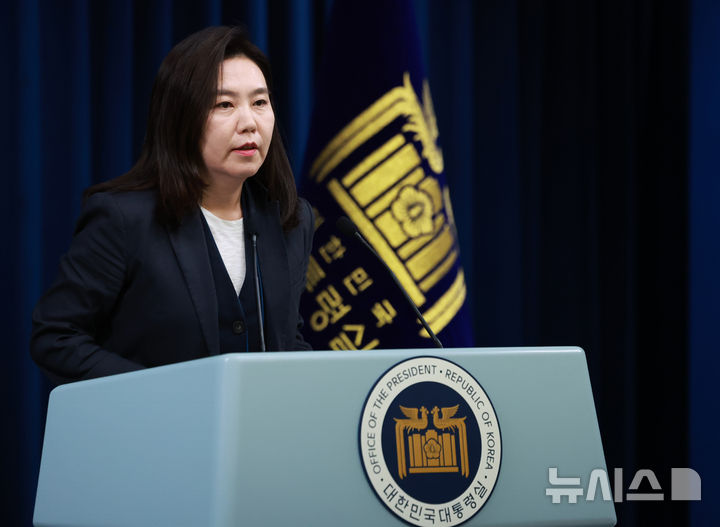 [서울=뉴시스] 고범준 기자 = 강유정 대변인이 20일 서울 용산구 대통령실 청사에서 현안 브리핑을 하고 있다. (대통령실통신사진기자단) 2025.06.20. bjko@newsis.com