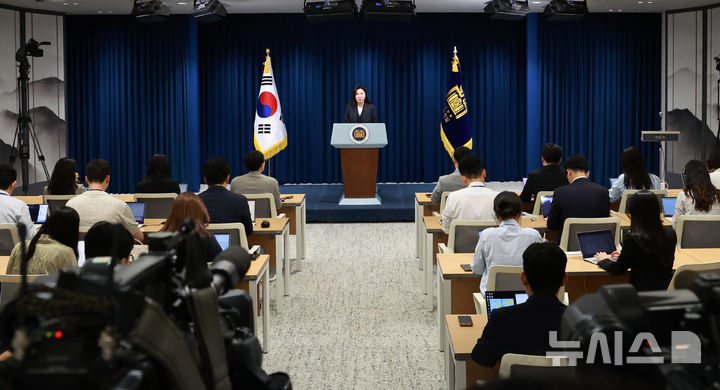 [서울=뉴시스] 고범준 기자 = 강유정 대변인이 20일 서울 용산구 대통령실 청사에서 현안 브리핑을 하고 있다. (대통령실통신사진기자단) 2025.06.20. bjko@newsis.com