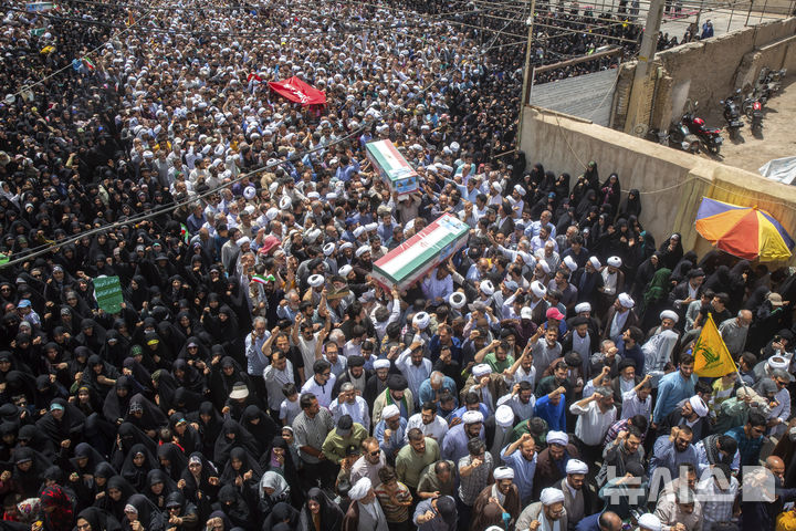 [곰=AP/뉴시스] 6월 20일 이란의 회교 사원에서 금요 예배 후, 이스라엘의 공습으로 숨진 이란 혁명수비대(IRGC) 소속 나세르 자밀푸르와 에스마엘 샤케리의 관이 국기에 덮인 채 운구되고 있다. 이란 최고국가안보위원회는 대통령 직속의 새 국방위원회 수립을 8월 3일 승인했다. 2025.08.04.