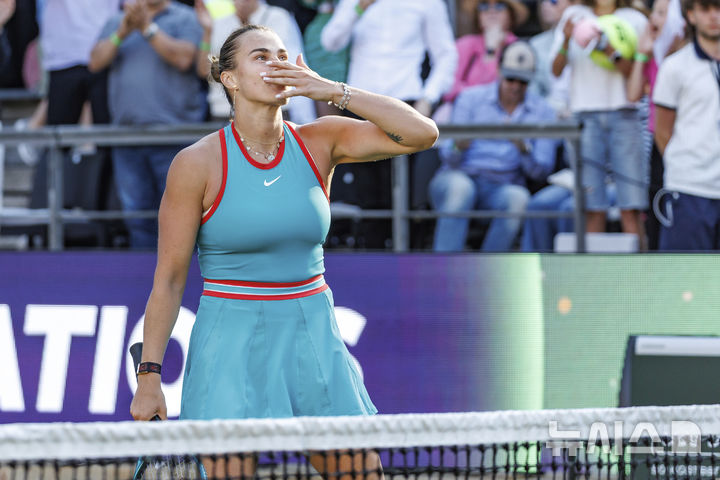 [베를린=AP/뉴시스] 아리나 사발렌카(벨라루스)가 20일(현지 시간) 독일 베를린에서 열린 여자프로테니스(WTA) 투어 베를린오픈 단식 8강전에서 엘레나 리바키나(카자흐스탄)를 꺾은 뒤 기뻐하고 있다. 2025.06.20