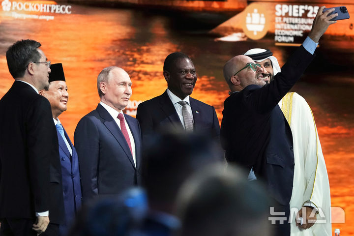 [상트페테르부르크=AP/뉴시스]블라디미르 푸틴 러시아 대통령(왼쪽 세번째)이 지난달 20일(현지시각) 상트페테르부르크에서 열린 국제경제포럼에 참석한 외국 정상들과 사진을 찍고 있다. 2025.07.07. 