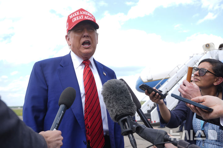 [모리스타운=AP/뉴시스]도널드 트럼프 미국 대통령이 20일(현지 시간) 미 뉴저지주 모리스타운 시립공항에서 취재진 질문에 답하고 있다. 2025.06.21.