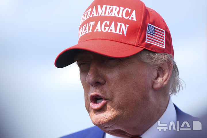 [모리스타운=AP/뉴시스]도널드 트럼프 미국 대통령이 20일(현지 시간) 미 뉴저지주 모리스타운 시립공항에서 취재진 질문에 답하고 있다. 2025.06.21.