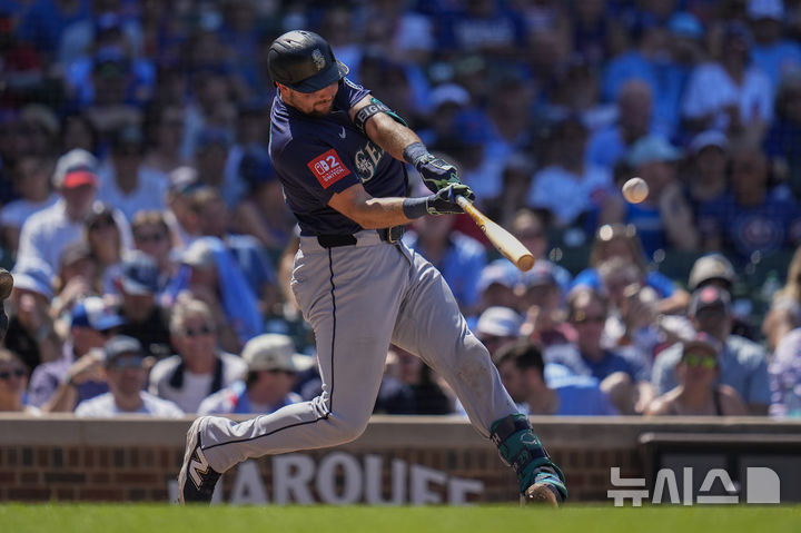 [시카고=AP/뉴시스] 메이저리그(MLB) 시애틀 매리너스의 칼 롤리가 21일(한국 시간) 미국 일리노이주 시카고의 리글리 필드에서 벌어진 2025 메이저리그(MLB) 시카고 컵스와의 경기에서 7회초 홈런을 때려내고 있다. 2025.06.21