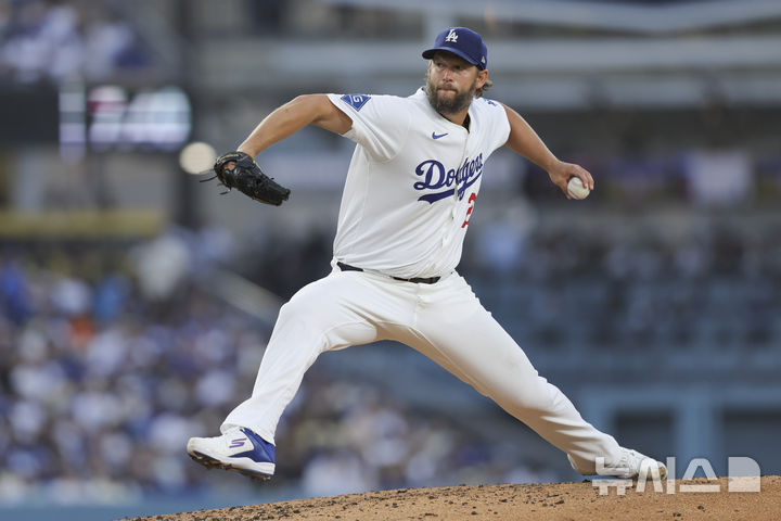 [로스앤젤레스=AP/뉴시스] LA 다저스의 클레이튼 커쇼가 21일(한국 시간) 미국 캘리포니아주 로스앤젤레스의 다저스타디움에서 벌어진 2025 메이저리그(MLB) 위싱턴 내셔널스와의 경기에 선발 등판해 역투하고 있다. 2025.06.21