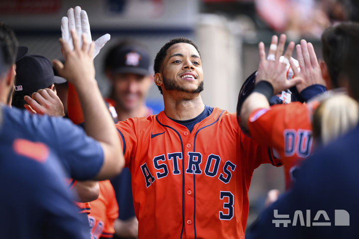 [애너하임=AP/뉴시스] 메이저리그(MLB) 휴스턴 애스트로스의 주전 유격수 제러미 페냐가 21일(한국 시간) 미국 캘리포니아주 애너하임 에인절스타디움에서 열린 LA 에인절스와의 경기에서 1회초 솔로 홈런을 친 후 동료들과 기뻐하고 있다. 2025.06.21.