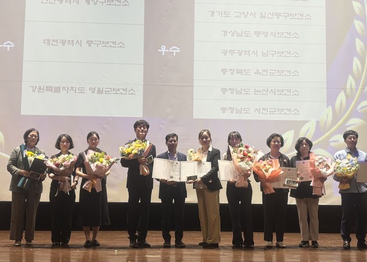[통영=뉴시스] 신정철 기자= 통영시가 20일, 가톨릭대학교 서울성모병원에서 보건복지부·국립재활원이 공동 주최한 '2025년 장애인 건강보건 통합성과대회'에서 지역사회중심재활사업 우수기관으로 선정돼 보건복지부장관 표창을 수상했다.사진은 보건복지부장관 표창 수상 모습.(사진=통영시 제공).2025.06.21. photo@newsis.com *재판매 및 DB 금지