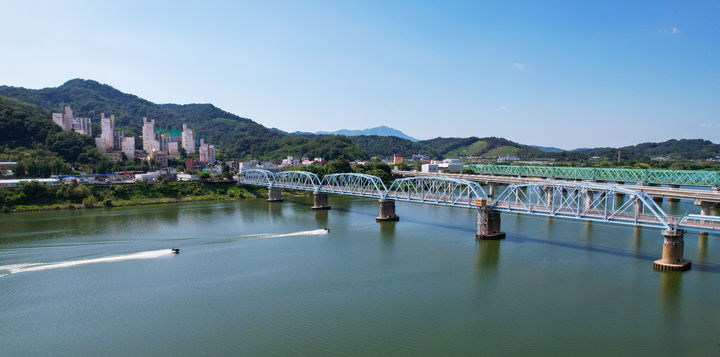 [칠곡=뉴시스] 칠곡 약목~왜관읍 잇는 왜관철교. (사진=칠곡군 제공) 2025.06.21 photo@newsis.com *재판매 및 DB 금지