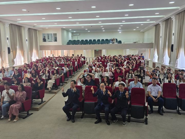 [안동=뉴시스] 지난 17일 우즈베키스탄 타슈켄트한국교육원에서 진행된 '북스타트 책꾸러미' 기증식. (사진=경북교육청 제공) 2025.06.21. photo@newsis.com *재판매 및 DB 금지