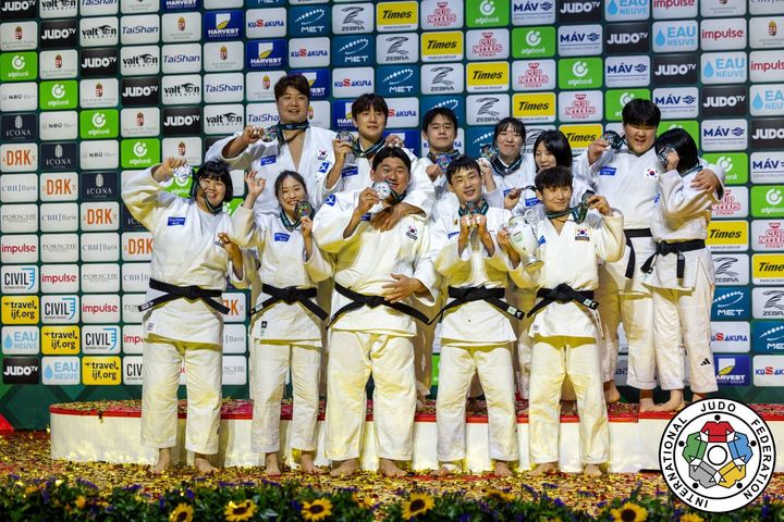 [서울=뉴시스] 2025 국제유도연맹(IJF) 세계선수권대회 혼성 단체전에서 은메달을 수확한 한국 유도 국가대표팀. (사진=IJF 홈페이지 캡처) *재판매 및 DB 금지