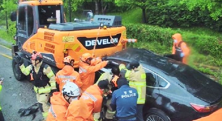 [인천=뉴시스] 20일 오후 인천 중구 중산동에서 슷용차가 도로변에 주차된 굴삭기를 들이받아 소방 당국과 경찰이 구조작업을 벌이고 있다. (사진=인천소방본부 제공) 2025.06.21. photo@newsis.com *재판매 및 DB 금지