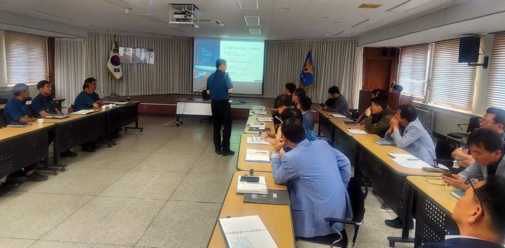 [함평=뉴시스] 전남 함평경찰서 직원들이 지난 5월 26일 경찰서 3층 천지마루에서 쳇 GPT와 AI 교육을 받고 있다. (사진 = 전남 함평경찰서 제공) 2025.06.22 *재판매 및 DB 금지