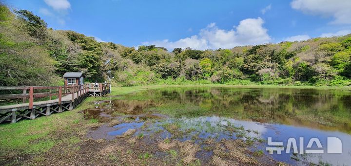 [제주=뉴시스] 물영아리오름, 산정호수를 품은 오름. (사진=㈔한라산생태문화연구소 제공) photo@newsis.com *재판매 및 DB 금지