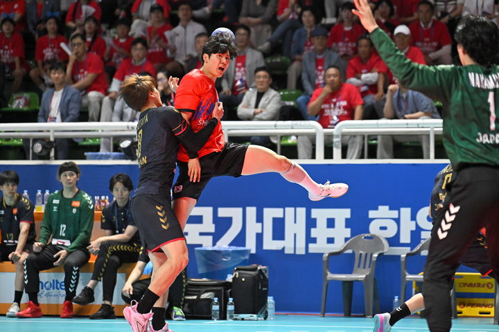 [서울=뉴시스] 2025 핸드볼 국가대표 한일 정기전 남자부 경기 장면. (사진=대한핸드볼협회 제공) *재판매 및 DB 금지