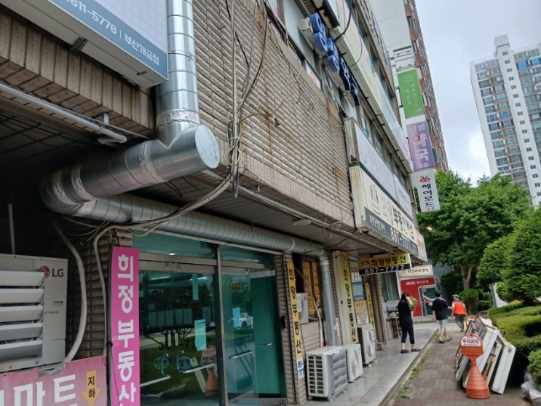 [부산=뉴시스] 강풍주의보가 내려진 부산에서는 21일 오전 부산진구의 한 건물 간판이 강풍에 의해 떨어졌다. (사진=부산소방재난본부 제공) 2025.06.21. photo@newsis.com *재판매 및 DB 금지