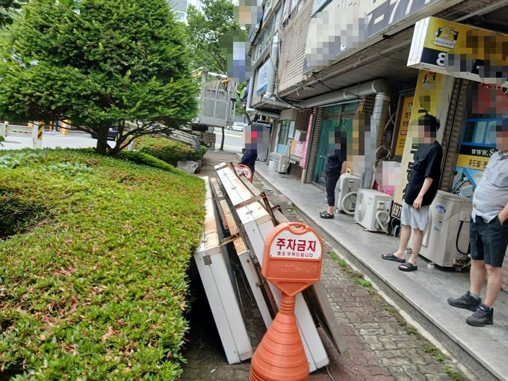 [부산=뉴시스] 강풍주의보가 내려진 부산에서는 21일 오전 부산진구의 한 건물 간판이 강풍에 의해 떨어졌다. (사진=부산소방재난본부 제공) 2025.06.21. photo@newsis.com *재판매 및 DB 금지