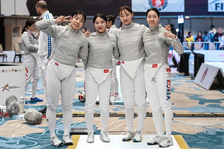 [서울=뉴시스] 2025 아시아펜싱선수권대회 여자 사브르 단체전에서 은메달을 획득한 한국 여자 사브르 대표팀. (사진=국제펜싱협회 연맹 SNS 캡처) *재판매 및 DB 금지