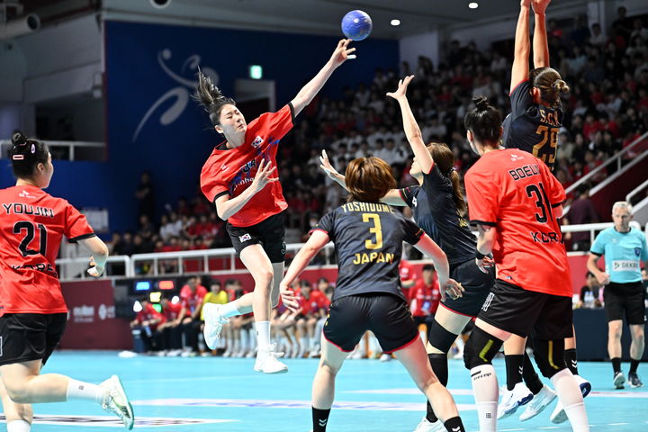 [서울=뉴시스] 2025 핸드볼 국가대표 한일 정기전 여자부 경기 장면. (사진=대한핸드볼협회 제공) *재판매 및 DB 금지