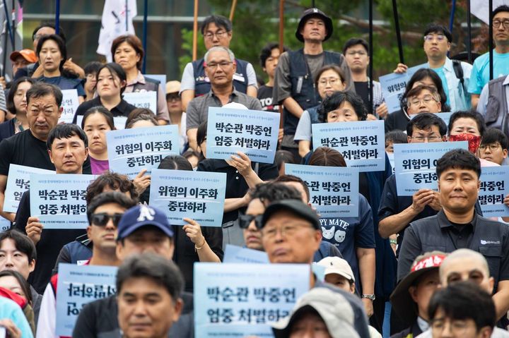 [서울=뉴시스]아리셀 중대재해참사 대책위원회와 아리셀 산재 피해 가족협의회가 21일 오후 4시 서울 중구 서울역 광장 계단에서 '아리셀 중대재해참사 1주기 추모대회'를 열었다. (사진=민주노총 제공) 2025.06.21. photo@newsis.com&nbsp; *재판매 및 DB 금지