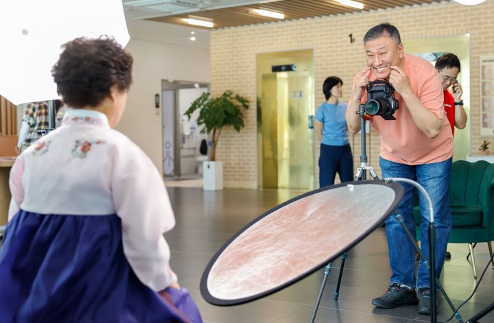 장수사진 촬영하는 사진작가 *재판매 및 DB 금지