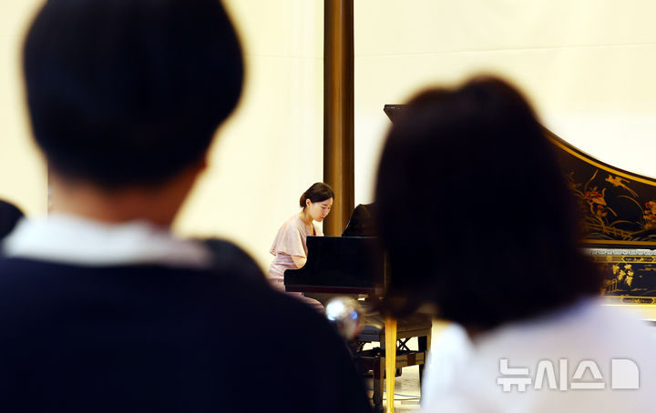 [서울=뉴시스] 박주성 기자 = 21일 서울 종로구 서울역사박물관 로비에서 '광복! 그날의 함성이 음악으로'를 주제로 2025 재능나눔콘서트를 개최해 피아니스트 우지안이 피아노를 연주하고 있다. 2012년 문화예술인의 재능기부로 시작한 재능나눔 콘서트는 올해 광복 80주년을 기념해 6월 첫 공연을 시작으로, 8월 16일 “되찾은 땅, 되살아난 노래”,11월 15일 “하프시코드의 울림, 한국인의 마음을 담다.” 등 총 3회의 공연을 개최할 예정이다. 2025.06.21. park7691@newsis.com