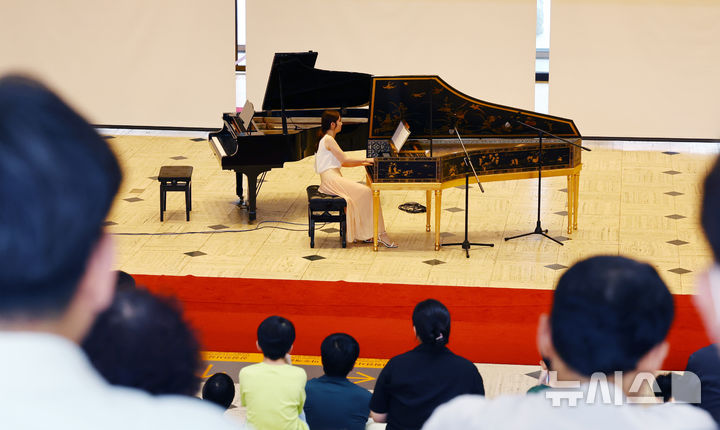 [서울=뉴시스] 박주성 기자 = 21일 서울 종로구 서울역사박물관 로비에서 '광복! 그날의 함성이 음악으로'를 주제로 2025 재능나눔콘서트를 개최해 하프시코디스트 최상미가 하프시코드를 연주하고 있다. 2012년 문화예술인의 재능기부로 시작한 재능나눔 콘서트는 올해 광복 80주년을 기념해 6월 첫 공연을 시작으로, 8월 16일 “되찾은 땅, 되살아난 노래”,11월 15일 “하프시코드의 울림, 한국인의 마음을 담다.” 등 총 3회의 공연을 개최할 예정이다. 2025.06.21. park7691@newsis.com