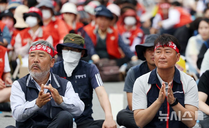 [서울=뉴시스] 조성우 기자 = 지난해 6월 21일 오후 서울 종로구 서십자각터 앞에서 열린 민주노총과 한국노총 산하 공공부문 노동조합으로 구성된 양대노총 공공노동자 총력투쟁 결의대회에서 김동명(앞 왼쪽부터) 한국노총 위원장과 양경수 민주노총 위원장이 박수치고 있다. 2025.06.21. xconfind@newsis.com