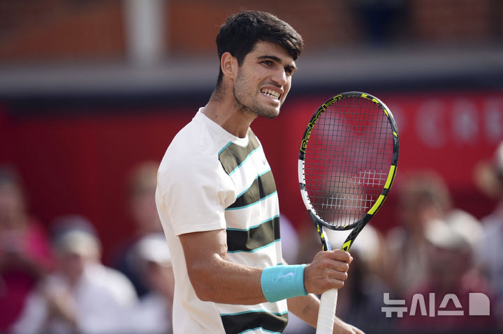 [런던=AP/뉴시스] 카를로스 알카라스(2위·스페인)가 21일(현지 시간) 영국 런던 퀸스 클럽 앤디 머리 아레나에서 열린 2025 남자프로테니스(ATP) 투어 HSBC 챔피언십(ATP 500) 준결승에서 로베르토 바우티스타 아굿(51위·스페인)과 경기하고 있다. 알카라스가 2-0(6-4 6-4)로 이기고 투어 이상급 대회 단식 250승을 기록하며 결승에 올랐다. 2025.06.22.