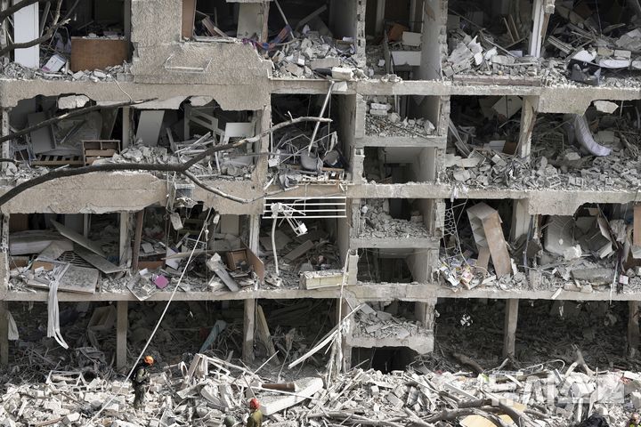 [텔아비브=AP/뉴시스] 22일(현지 시간) 이스라엘 텔아비브에서 이란 공격으로 파괴된 건물에서 소방대원들이 구조 작업 하고 있다. 2025.06.22.