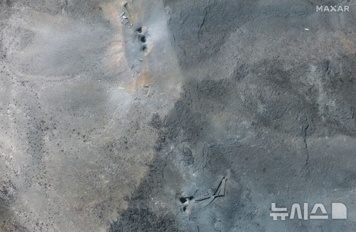 [포르도=AP/뉴시스] 막사르 테크놀로지스가 제공한 22일(현지 시간) 촬영 위성 사진에 미국의 공격으로 이란 포르도 핵 시설에 복수의 구멍이 생긴 모습이 포착됐다. 2025.06.23.