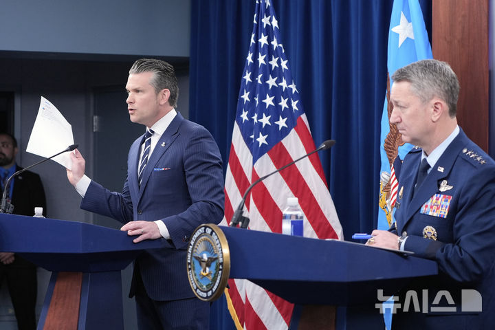 [워싱턴=AP/뉴시스] 피트 헤그세스 미국 국방장관이 22일 워싱턴 펜타곤에서 댄 케인 합참의장과 함께 이란 핵시설 공격에 관해 기자회견을 갖고 있다. 2025.06.22