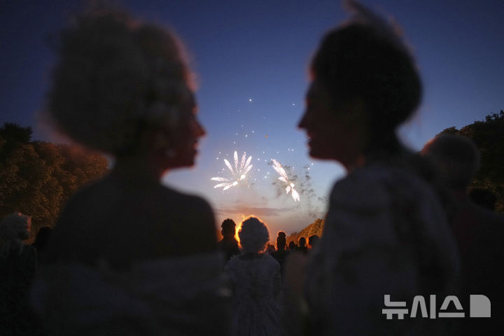 [베르사유=AP/뉴시스] 21일(현지 시간) 프랑스 파리 베르사유 궁전에서 열린 가면 무도회에 참가한 참가자들이 불꽃놀이를 감상하고 있다. 2025.06.23.<font style="vertical-align: inherit;"><font style="vertical-align: inherit;"></font></font>