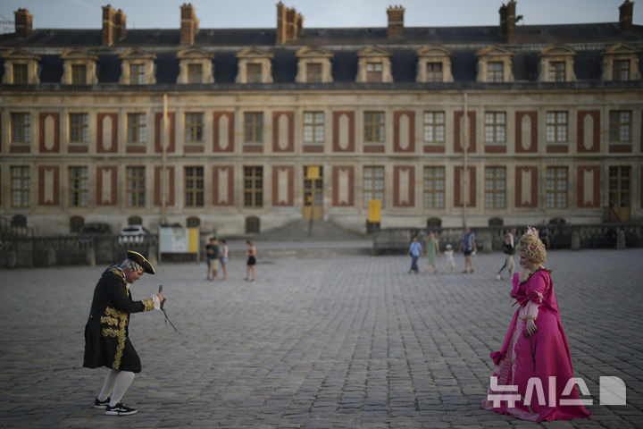 <font style="vertical-align: inherit;"><font style="vertical-align: inherit;">[베르사유=AP/뉴시스] 21일(현지 시간) 프랑스 파리 베르사유 궁전 오랑주리에서 열린 가면 무도회에 참가한 참가자들이 기념촬영을 하고 있다. 2025.06.23.</font></font>