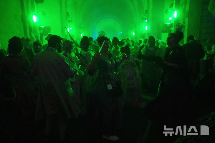 [베르사유=AP/뉴시스] 22일(현지 시간) 프랑스 파리 베르사유 궁전 오랑주리에서 열린 가면 무도회에 참가한 참가자들이 춤을 추고 있다. 2025.06.23.<font style="vertical-align: inherit;"><font style="vertical-align: inherit;"></font></font>