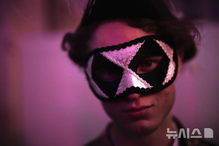 [베르사유=AP/뉴시스] 21일(현지 시간) 프랑스 파리 베르사유 궁전 오랑주리에서 열린 가면 무도회에 참가한 참가자. 2025.06.23.