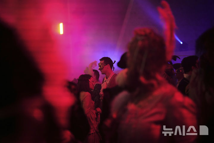 [베르사유=AP/뉴시스] 21일(현지 시간) 프랑스 파리 베르사유 궁전 오랑주리에서 열린 가면 무도회에 참가한 참가자들이 춤을 추고 있다. 2025.06.23.