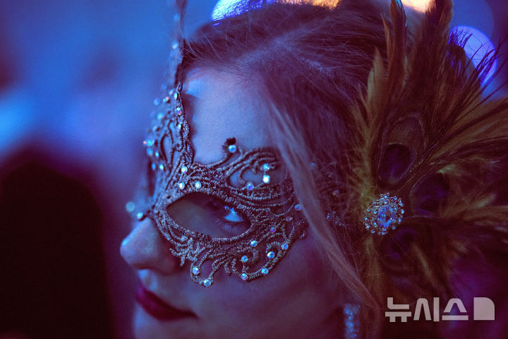 <font style="vertical-align: inherit;"><font style="vertical-align: inherit;">[베르사유=AP/뉴시스] 21일(현지 시간) 프랑스 파리 베르사유 궁전 오랑주리에서 열린 가면 무도회에 참가한 참가자. 2025.06.23.</font></font>