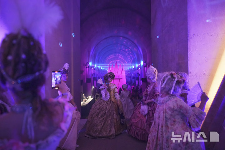 [베르사유=AP/뉴시스] 21일(현지 시간) 프랑스 파리 베르사유 궁전 오랑주리에서 열린 가면 무도회에 참가한 참가자들이 이동하고 있다. 2025.06.23.<font style="vertical-align: inherit;"><font style="vertical-align: inherit;"></font></font>