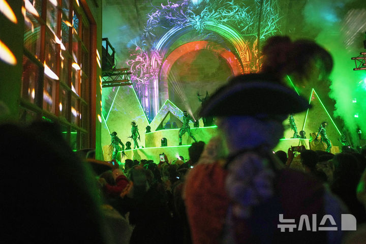 <font style="vertical-align: inherit;"><font style="vertical-align: inherit;">[베르사유=AP/뉴시스] 21일(현지 시간) 프랑스 파리 베르사유 궁전 오랑주리에서 열린 가면 무도회에 참가한 참가자들이 공연을 보고 있다. 2025.06.23.</font></font>