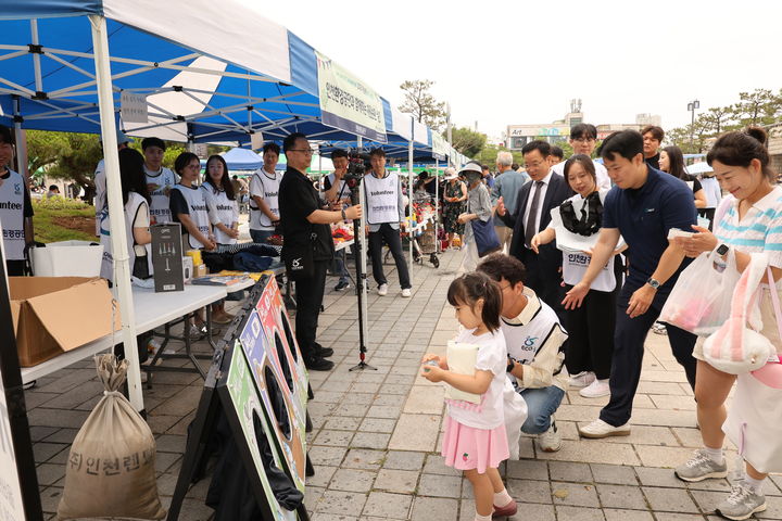 [인천=뉴시스] 인천환경공단이 2025 자원순환 녹색나눔장터에서 부수를 운영하고 있다. (사진=인천환경공단 제공) 2025.06.22. photo@newsis.com&nbsp; *재판매 및 DB 금지