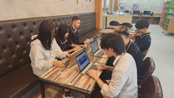 한국폴리텍 다솜고등학교에 다니는 중도입국 학생들이 스마트기기 '다채움'을 활용해 한국어를 배우고 있다.&nbsp; *재판매 및 DB 금지